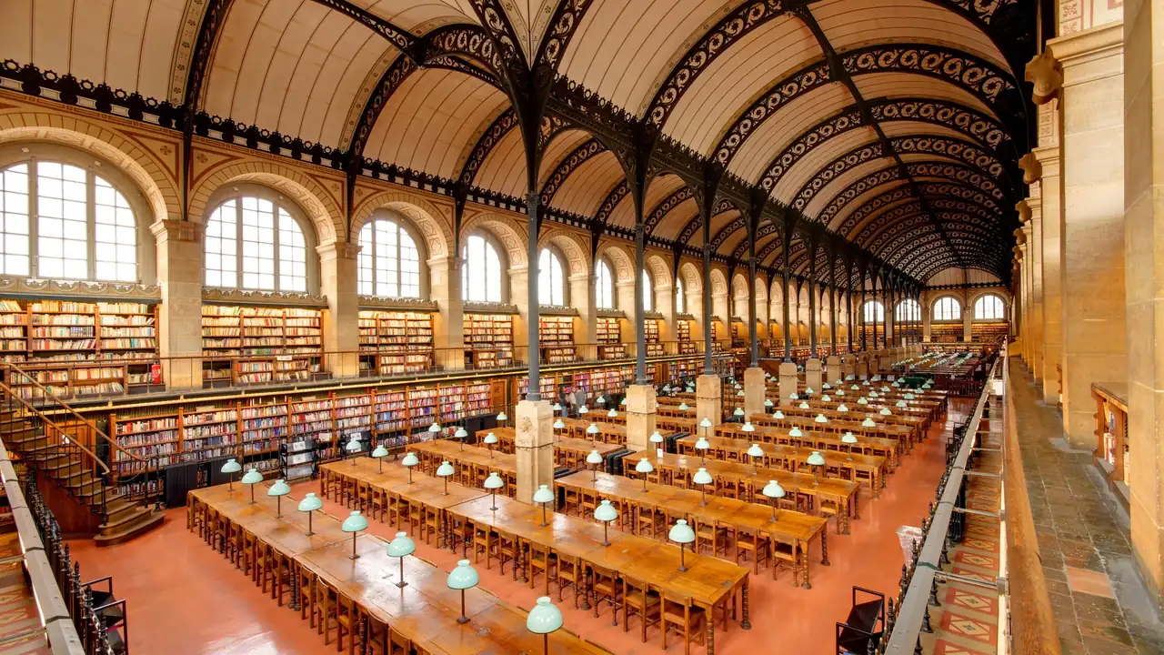 Salle de lecture de la bibliothèque Sainte-Geneviève à Paris