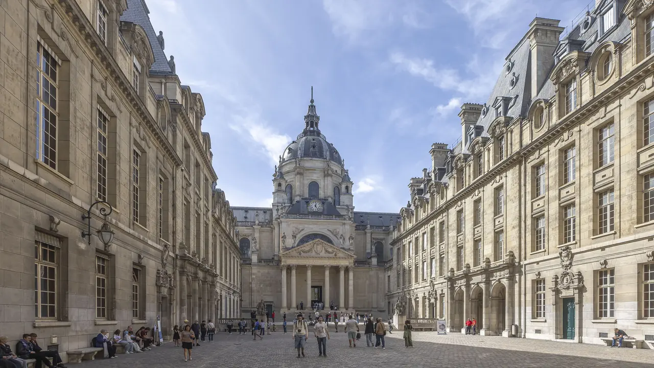 Cour d'honneur de la Sorbonne à Paris, avec la chapelle au fond