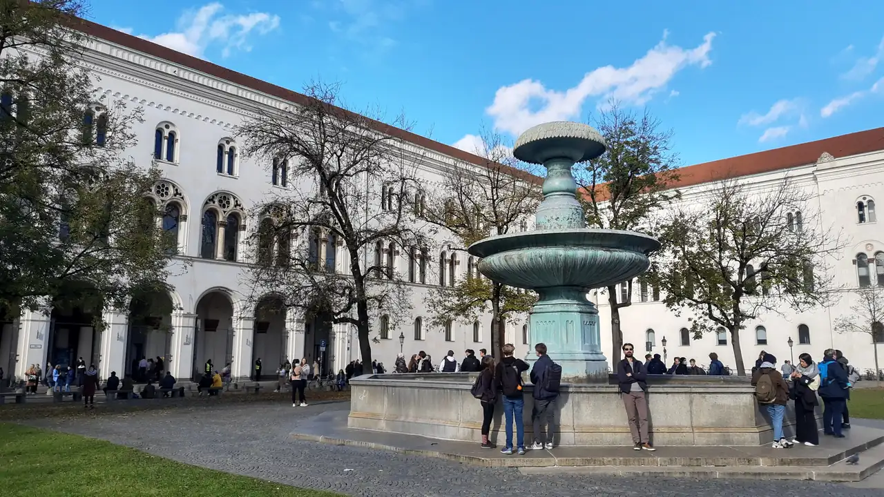 Bâtiment principal de l'université LMU de Munich et sa fontaine, place Geschwister-Scholl