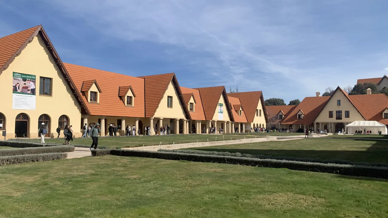 Bâtiments et pelouses du campus de l'université Al Akhawayn à Ifrane