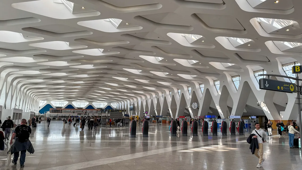 Hall du terminal 1 de l'aéroport Marrakech-Menara, avec ses comptoirs et sa toiture en losanges