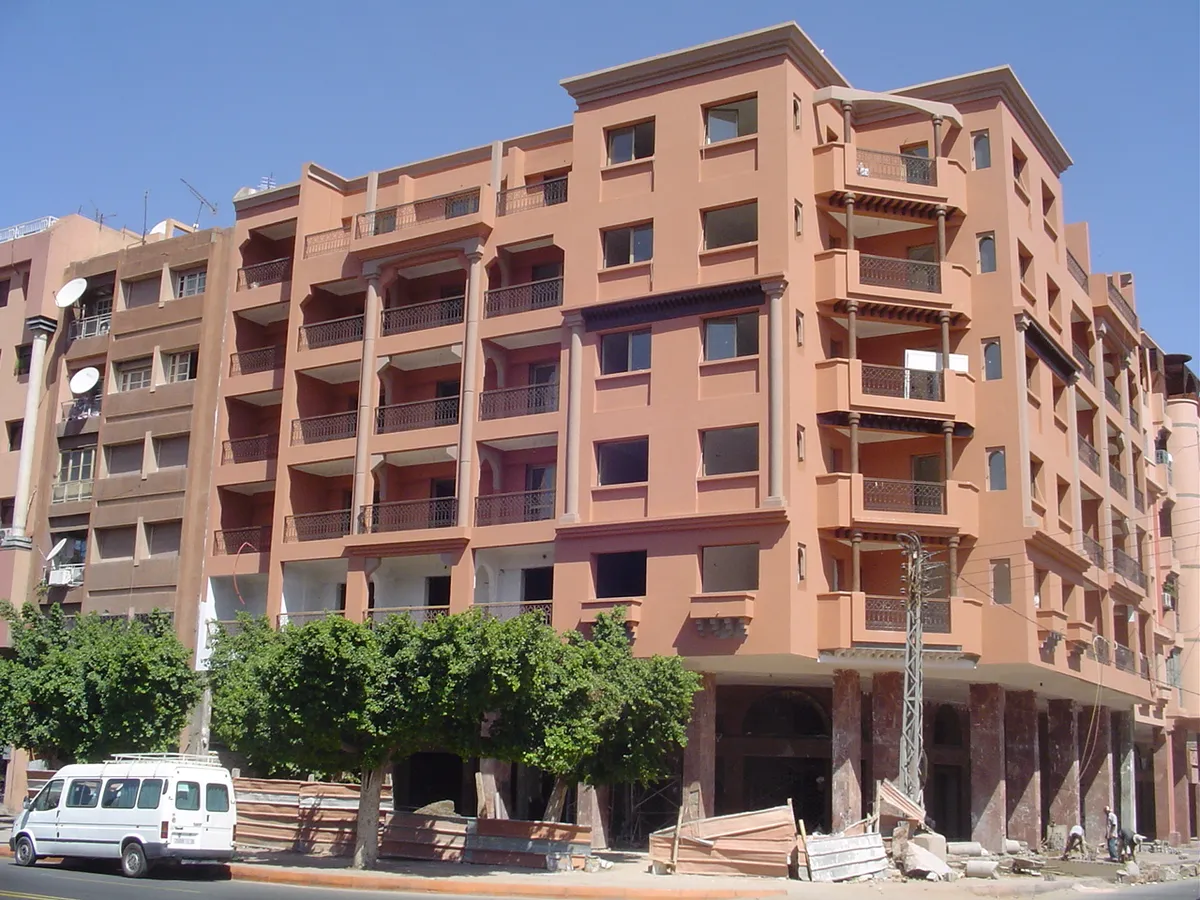 Immeuble d'appartements avec balcons dans le quartier de Guéliz, à Marrakech