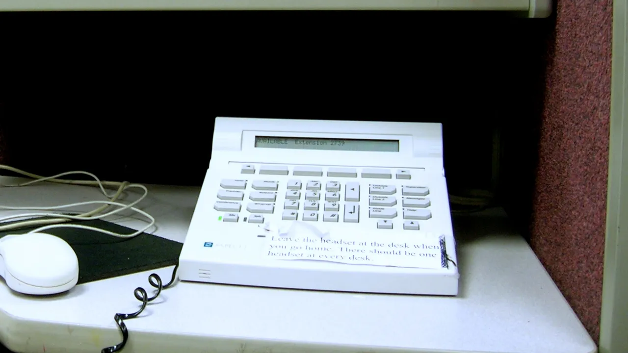 Poste téléphonique à clavier sur le bureau d'un centre d'appels