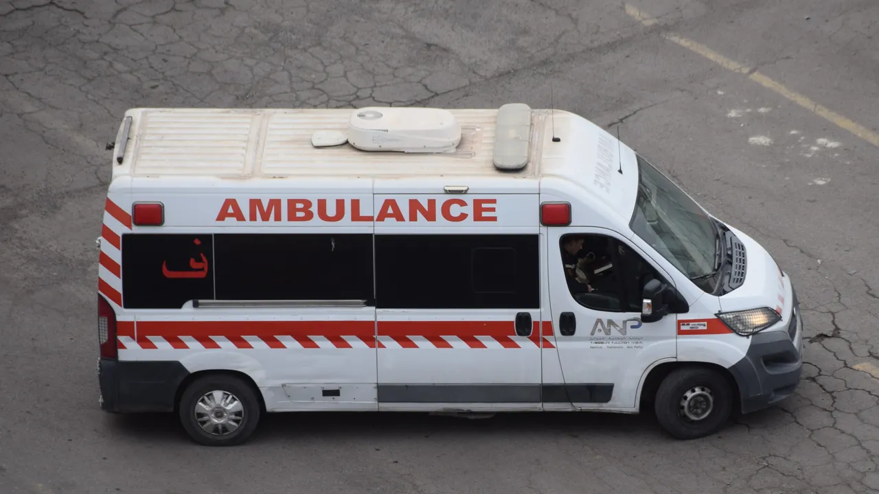 Ambulance blanche à bandes rouges stationnée au Maroc