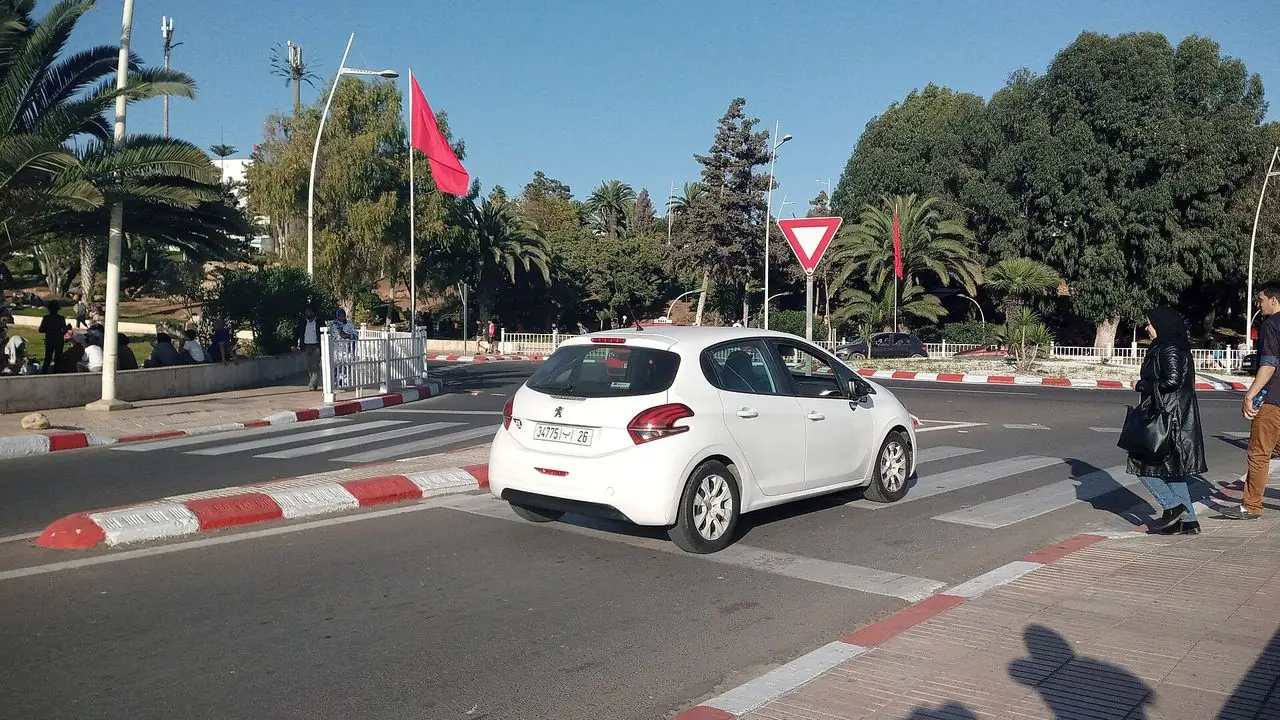 Voiture à un carrefour au Maroc