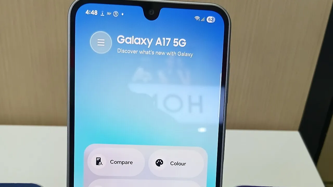 Galaxy A17 5G exposé sur un présentoir en magasin, l'écran affichant le nom du modèle