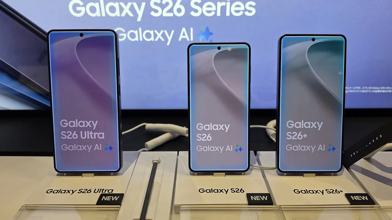 Galaxy S26 Ultra, Galaxy S26 (au centre) et Galaxy S26+ exposés en magasin devant un écran « Galaxy S26 Series »