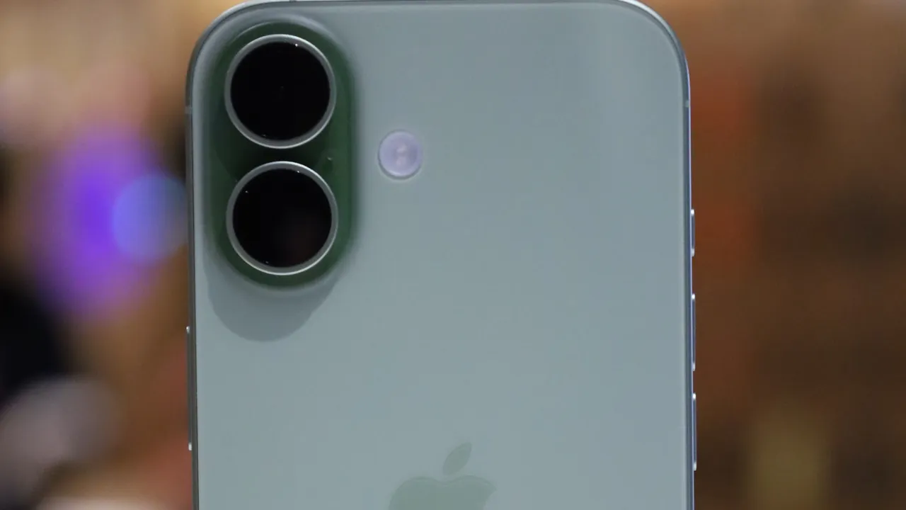 Dos d'un iPhone 17 vert sauge exposé en magasin, avec son double appareil photo