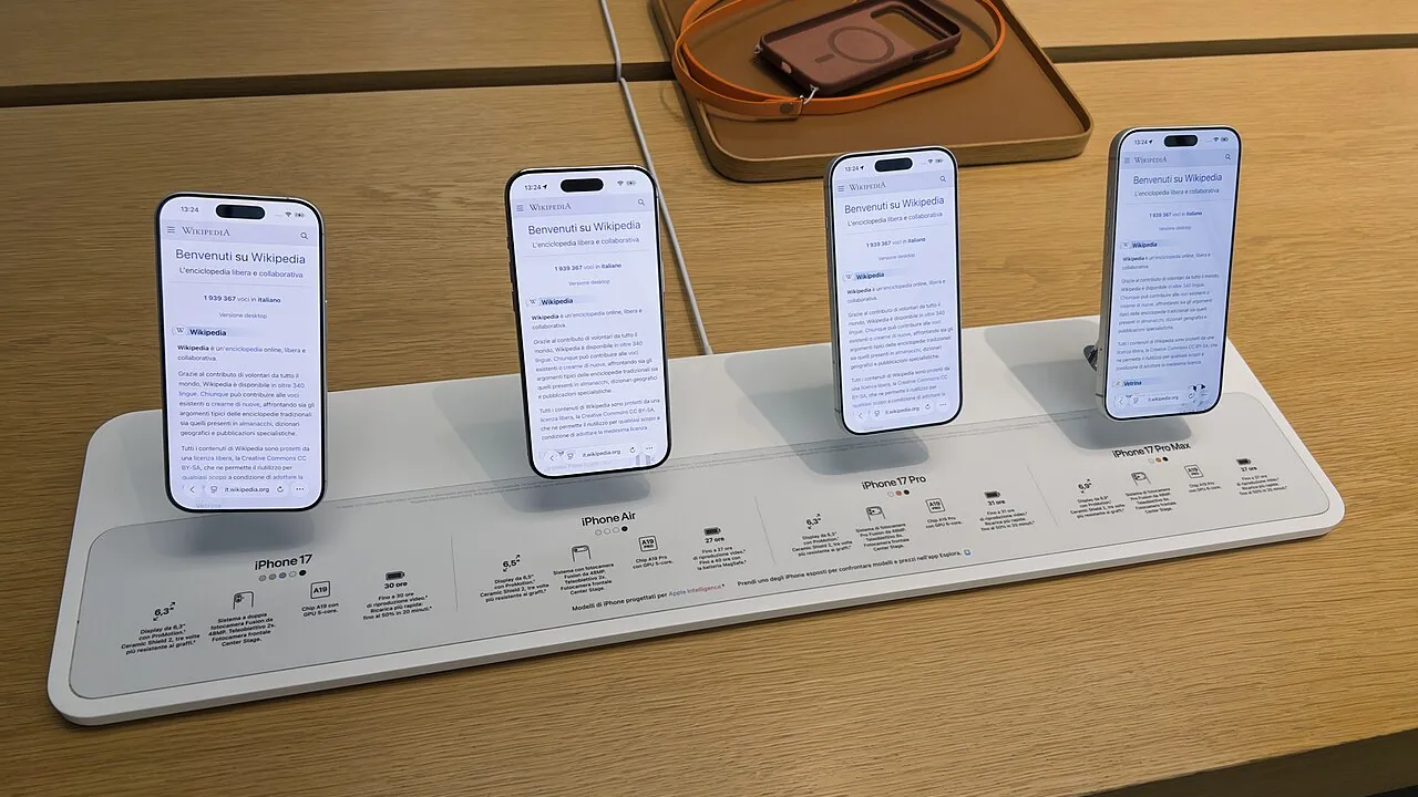 iPhone 17, iPhone Air, iPhone 17 Pro et iPhone 17 Pro Max exposés côte à côte sur une table de démonstration
