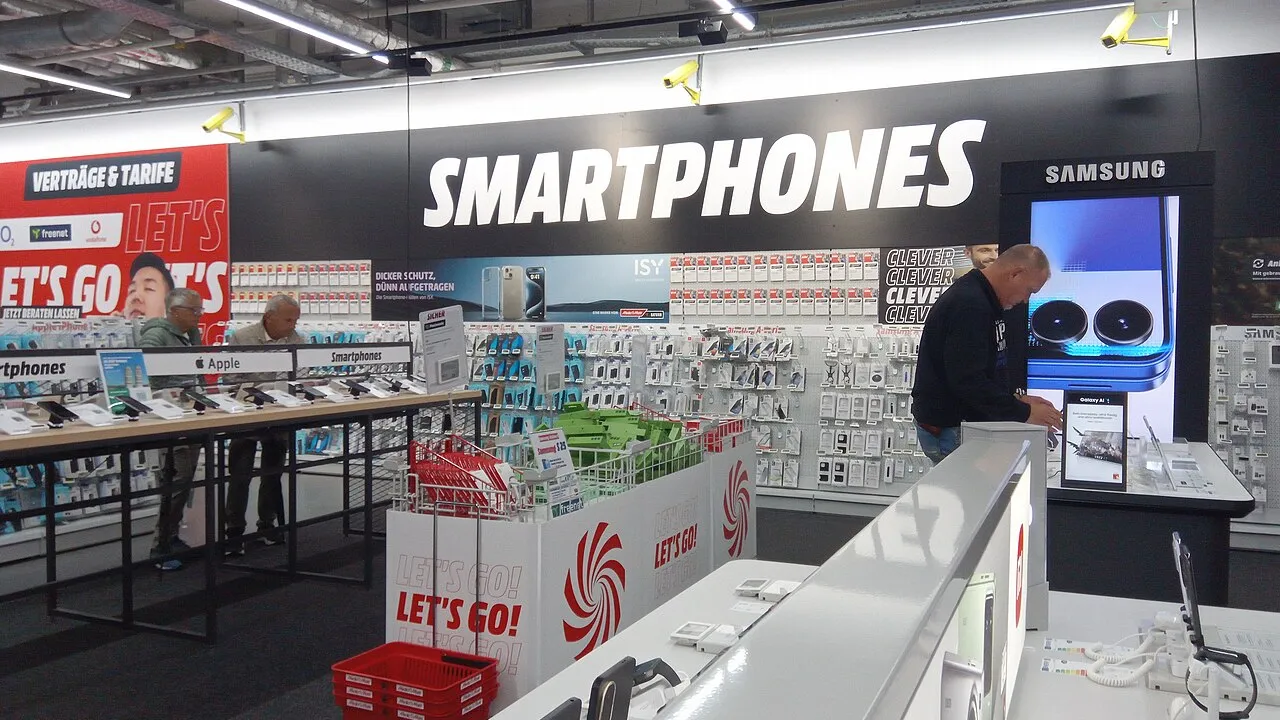 Rayon smartphones d'un magasin d'électronique, avec des téléphones de plusieurs marques en démonstration