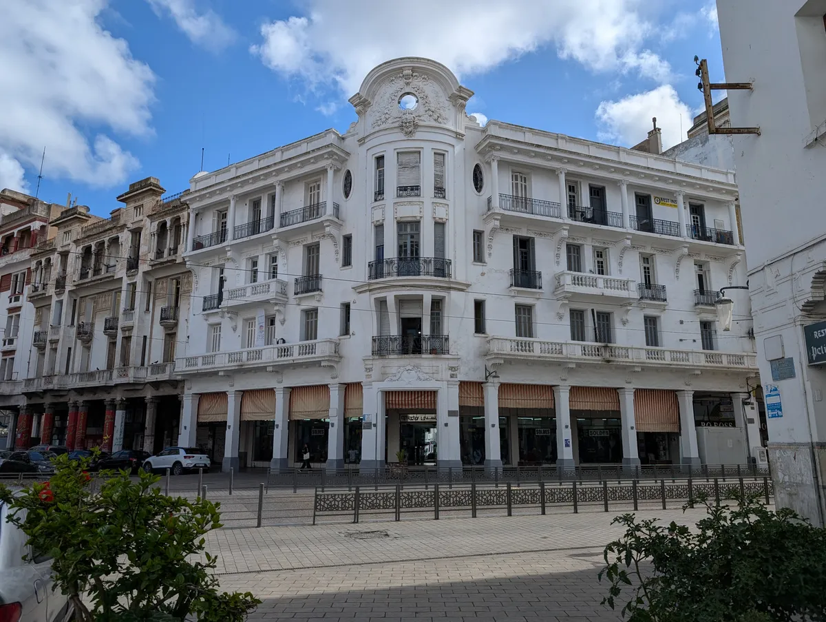 Immeubles d'habitation blancs sur le boulevard Mohammed V à Casablanca