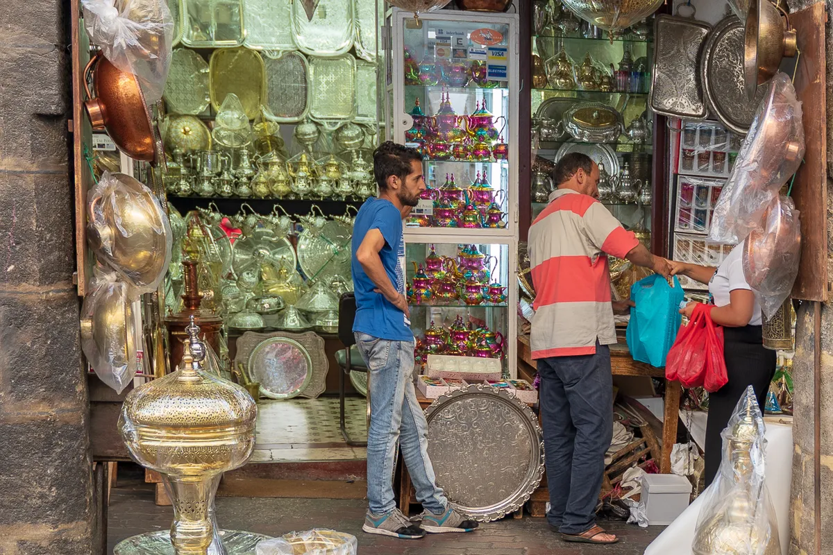 Clients dans une boutique d'articles en laiton du quartier des Habous à Casablanca