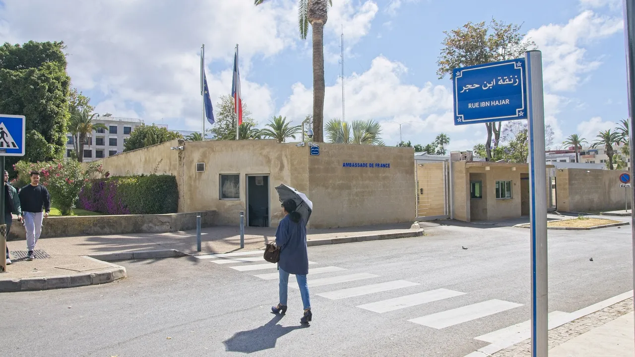 Entrée de l'ambassade de France à Rabat, rue Ibn Hajar